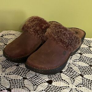 Born Clogs Woman's Size 7 Brown Leather Upper With Fur Trim